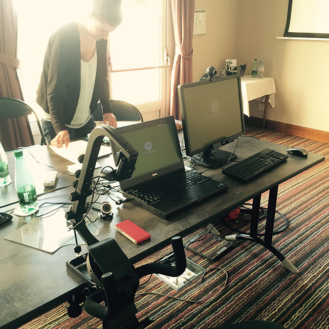 Dispositif de test utilisateur avec eye-tracking. Il tient dans 2 valises et permet de réaliser des tests dans toutes la France avec le même confort que dans un studio.