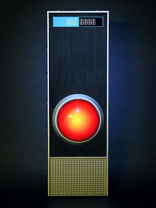 HAL 9000 : la première enceinte intelligente, imaginée par Stanley Kubrick, dans le film 2001, l'Odissée de l'espace. Heureusement, nos enceintes inteligentes sont loin d'être aussi douées que HAL.