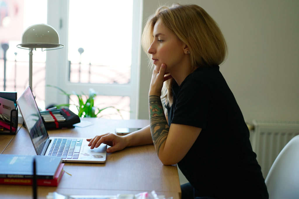 image-femme-sur-ordinateur