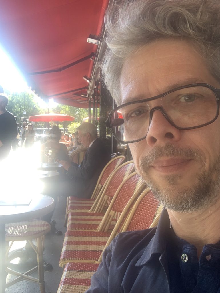 Autoportrait en terrasse parisienne